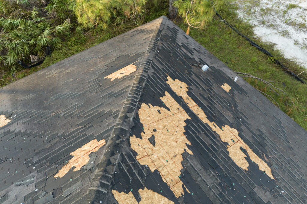 Signs That You Need Roof Tarping